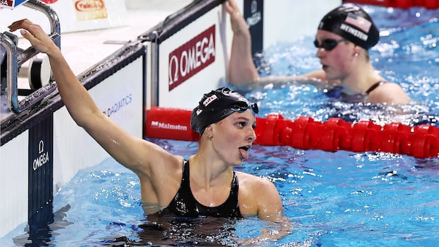 McIntosh sets swimming world record in women's 400m freestyle for her 1st world short course win