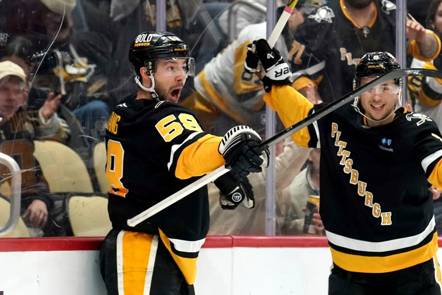 Bunting scores decisive goal to power Penguins past Maple Leafs