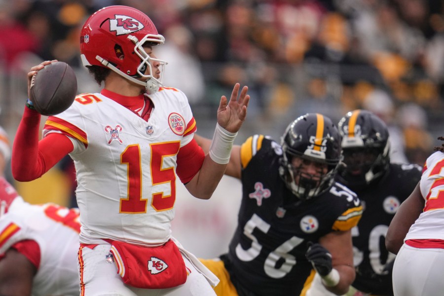 Mahomes helps Chiefs clinch AFC's top seed by breezing past Steelers