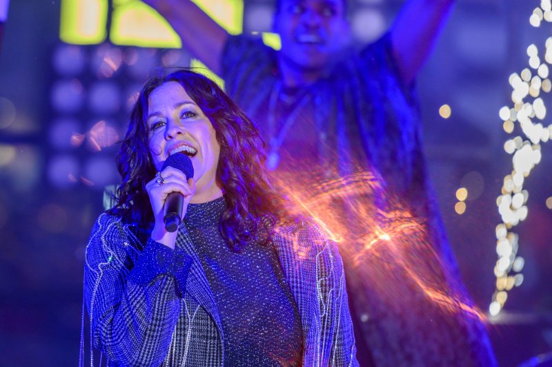 Alanis Morissette, Blake Shelton, TLC join 'Dick Clark's New Year's Rockin' Eve' special