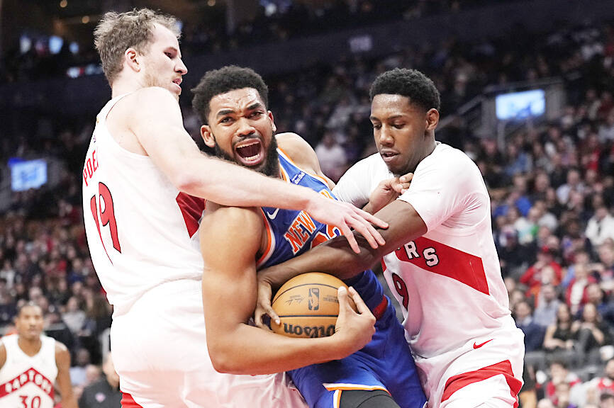 Towns stars as Knicks edge Raptors