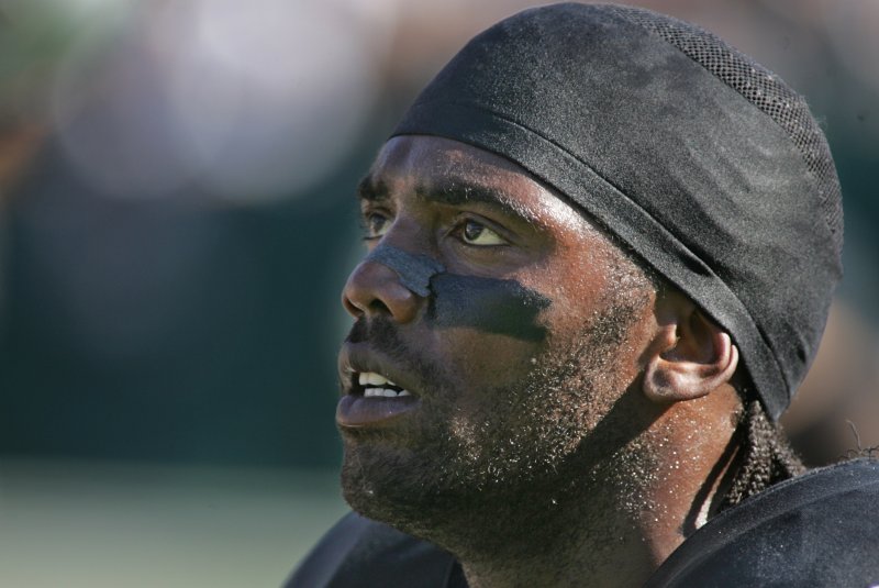 Well wishes pour in after NFL Hall of Famer Randy Moss reveals cancer diagnosis