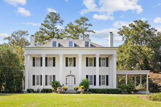 6 historical homes in Greek Revival style