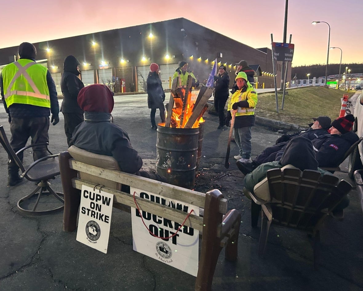 Disgusted Canada Post strikers maintain picket line until the last minute before returning to work