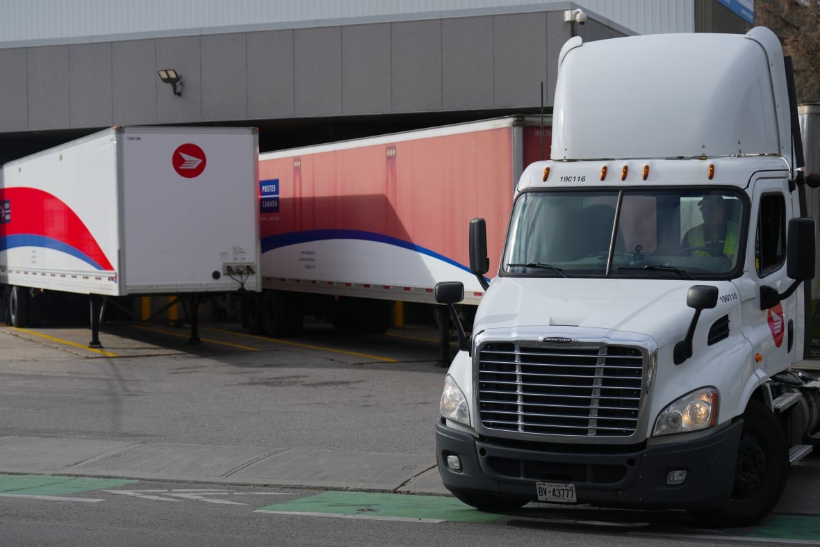 Postal workers on Toronto picket line react as Ottawa moves to end strike