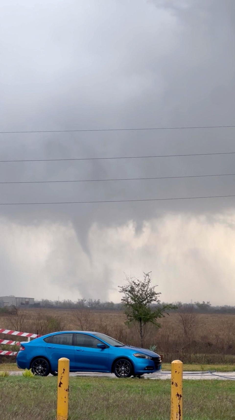 2 dead, thousands of flights delayed as tornadoes, storms slam Southeast