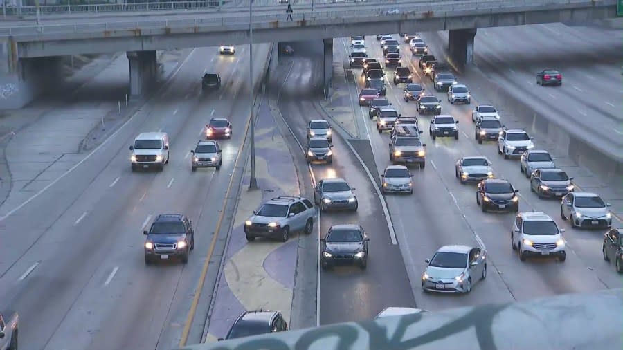 Traffic chaos unfolds during KTLA reporter’s live shot