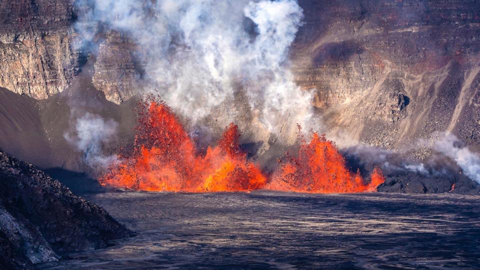 NPS urges caution amid Kilauea's volcanic activity after 'shocking scene'