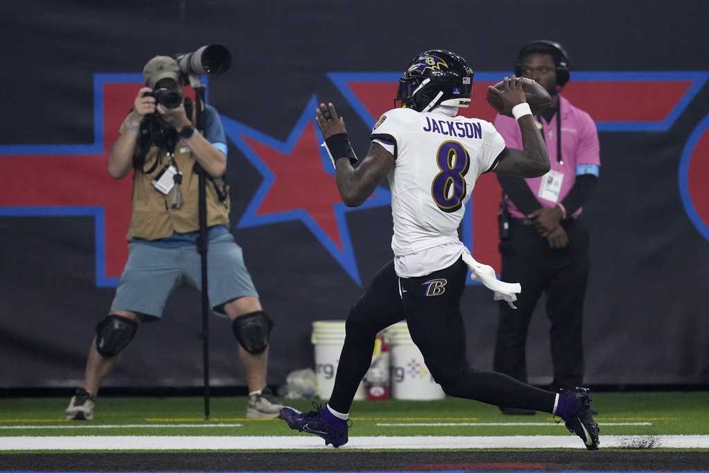 Ravens' Lamar Jackson breaks NFL QB rushing record