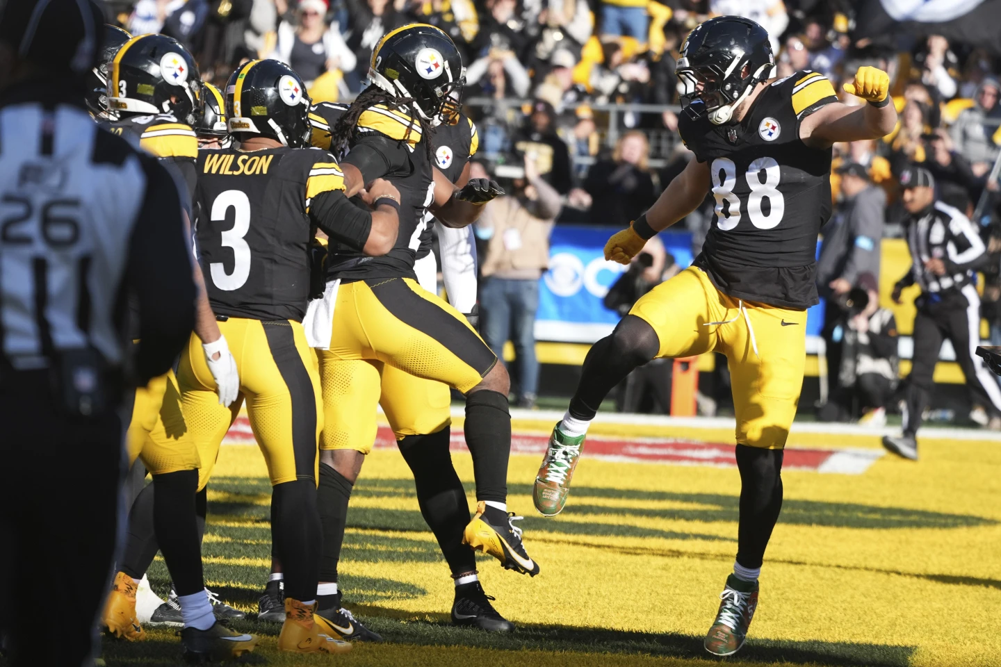 In AFC North battle, Steelers cruise past mistake-prone Browns 27-14