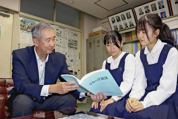 Students carry on wish of hibakusha teacher