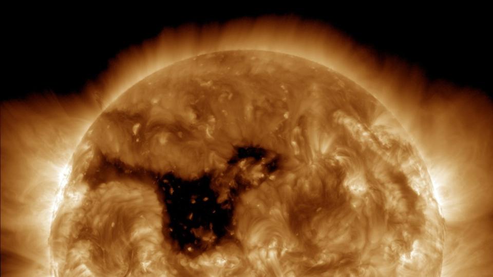 Gigantic 500,000-mile 'hole' in the sun's atmosphere aims aurora-sparking solar wind at Earth (photo)