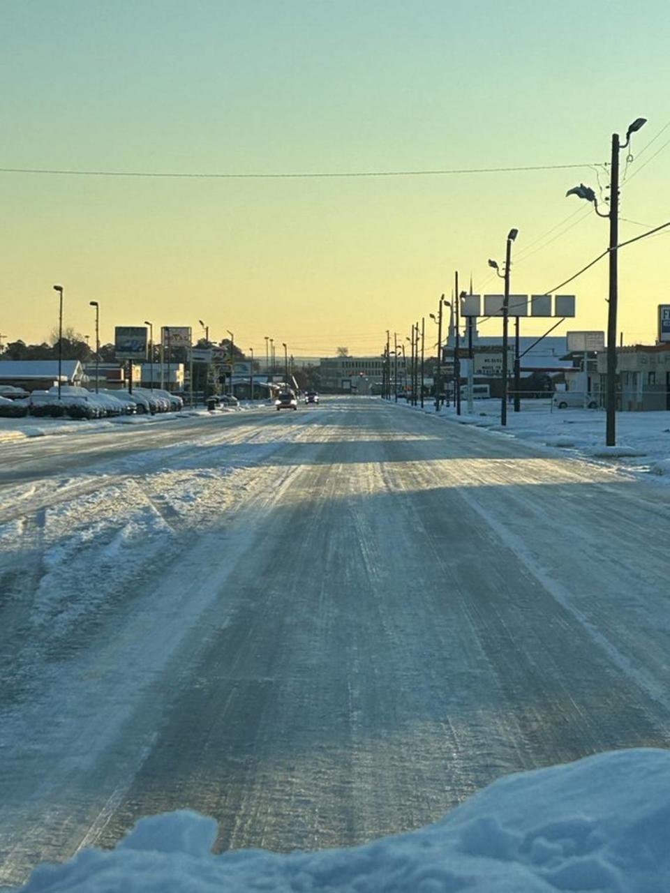 ‘Stay off I-75.’ Winter storm causes treacherous roads, closures in Warner Robins, Perry