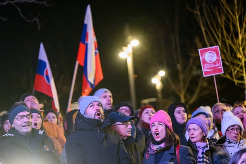 Thousands protest in Slovakia against government's Ukraine policy