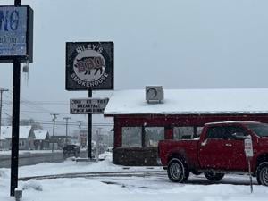 Linemen restoring power pay for veteran meals | Illinois