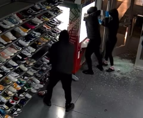 Las Vegas high-end retail shop hit by group of brazen burglars