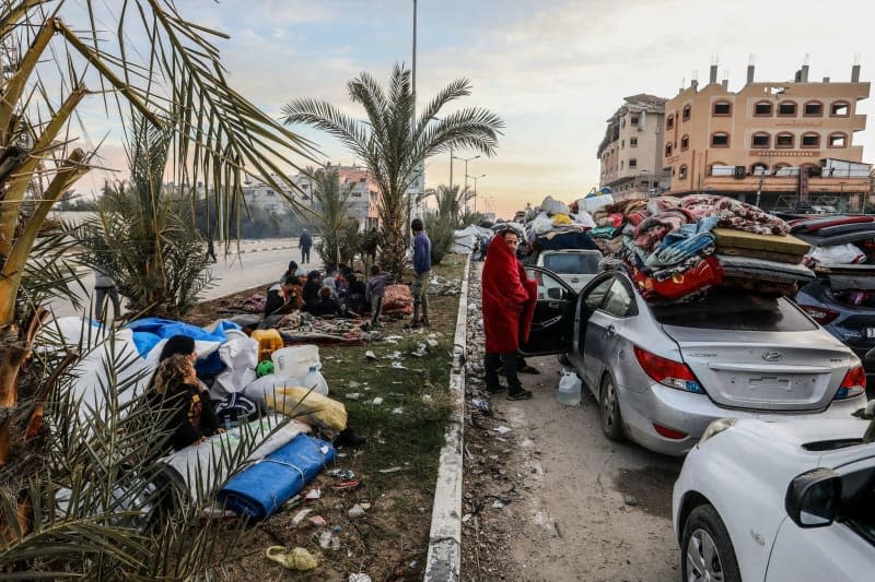 Thousands of displaced Palestinians begin return to northern Gaza