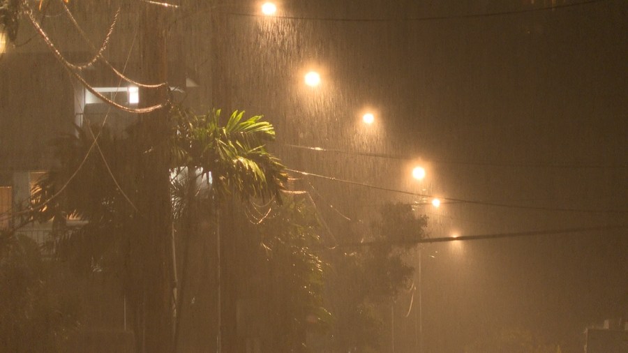 Power outages, flooding, landslide cause chaos for thousands of Oʻahu residents during flash flood warning