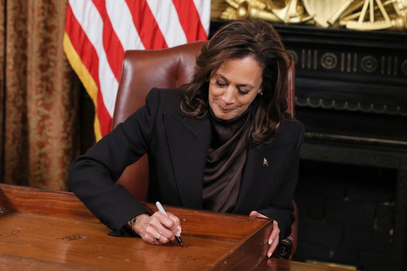 Kamala Harris signs ceremonial vice president's desk ahead of leaving office