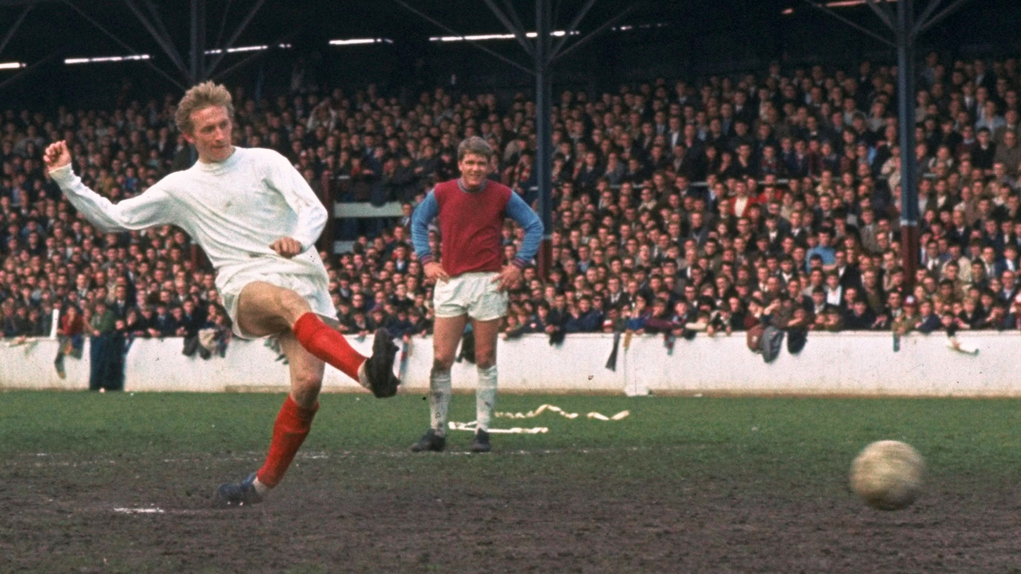 Denis Law obituary: fond farewell to 'the King of the Stretford End'