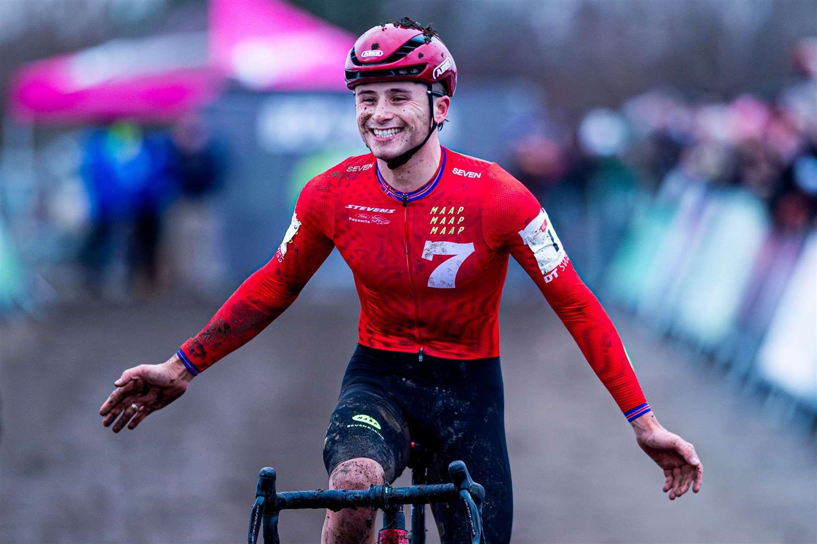 Cameron Mason and Xan Crees take senior titles at the 2025 British National Cyclo-Cross Championships at Cyclopark in Gravesend