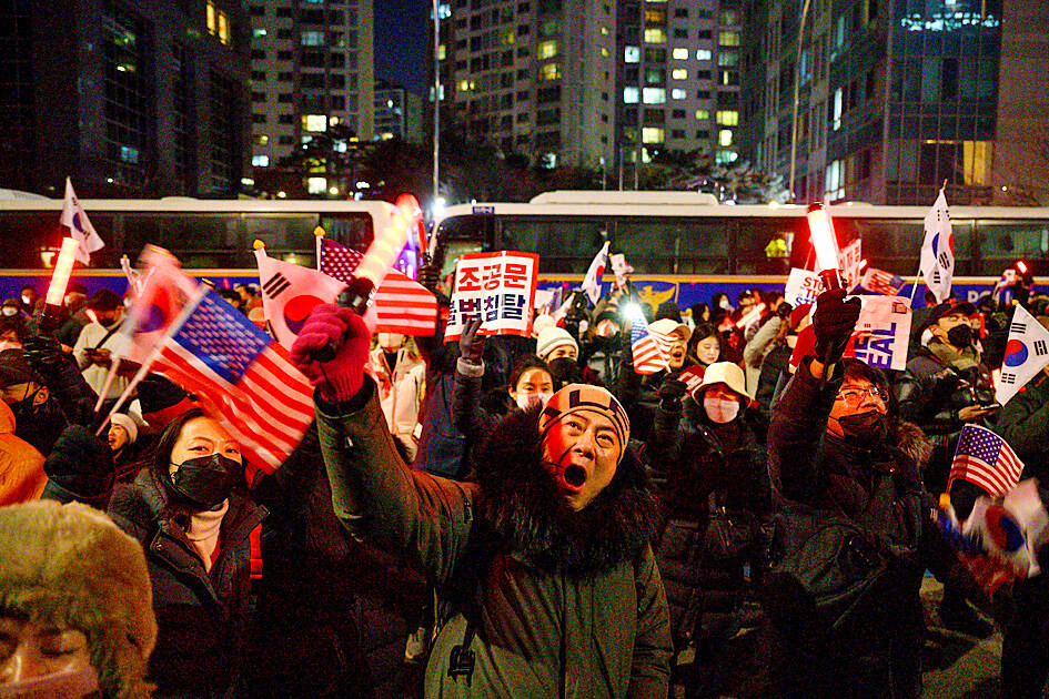 Protesters storm South Korea court