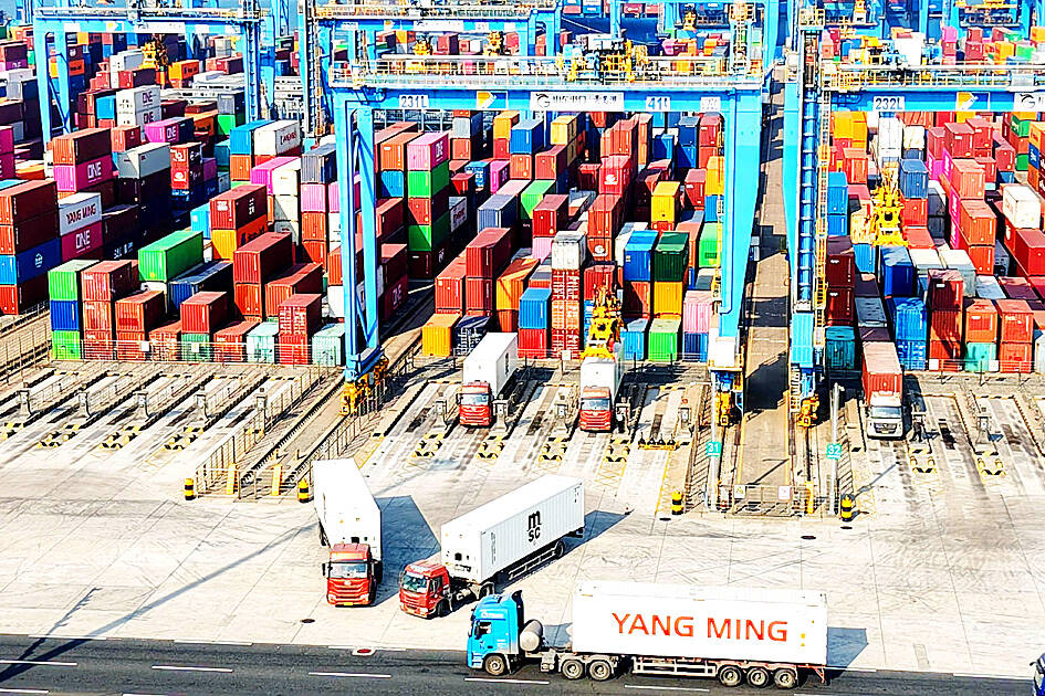 Chinese exports surge as tariffs loom