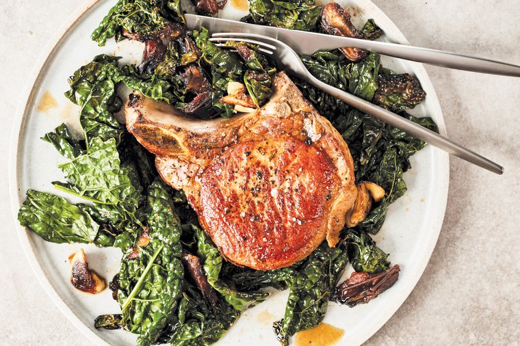 Pork with kale and dates, a perfect match