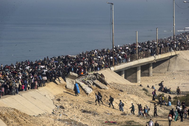 Thousands of displaced Palestinians begin return to northern Gaza