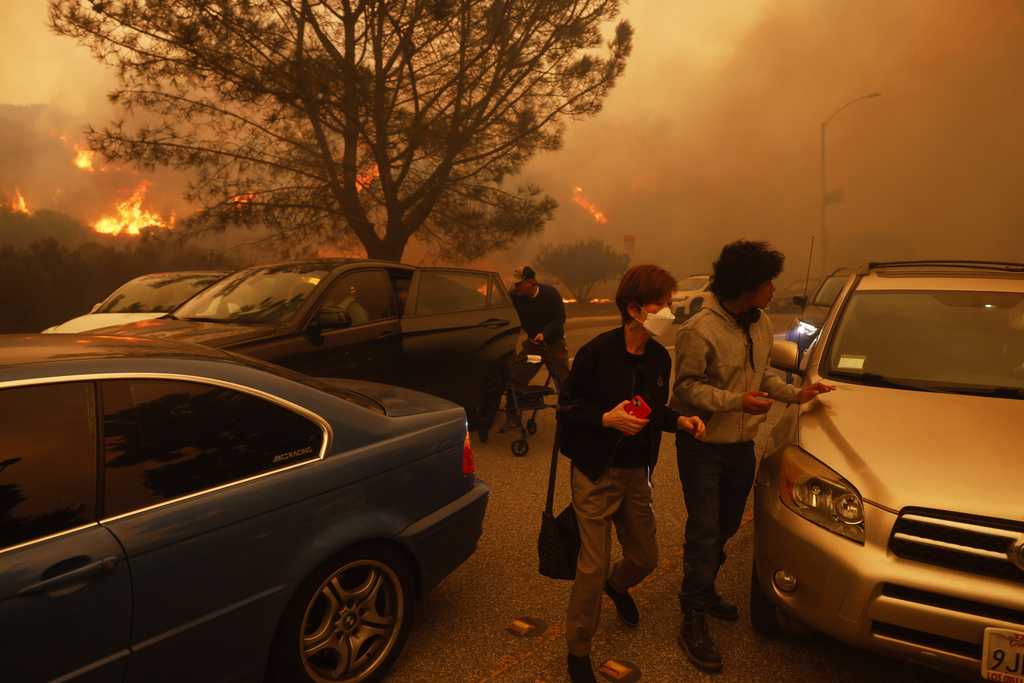 Los Angeles Wildfire Threatens Homes