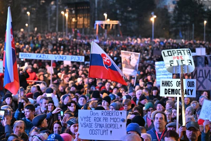 Tens of thousands rally in Slovakia against PM's Russia policies