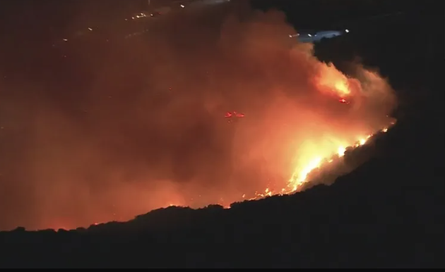 Fire breaks out along 405 Freeway in Sepulveda Pass, burning into Bel-Air