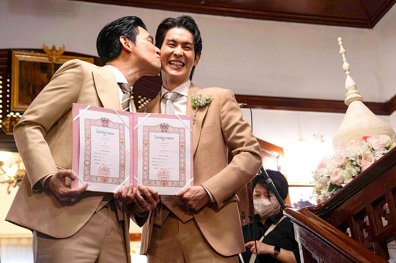 Hundreds wed as Thai marriage law comes into force