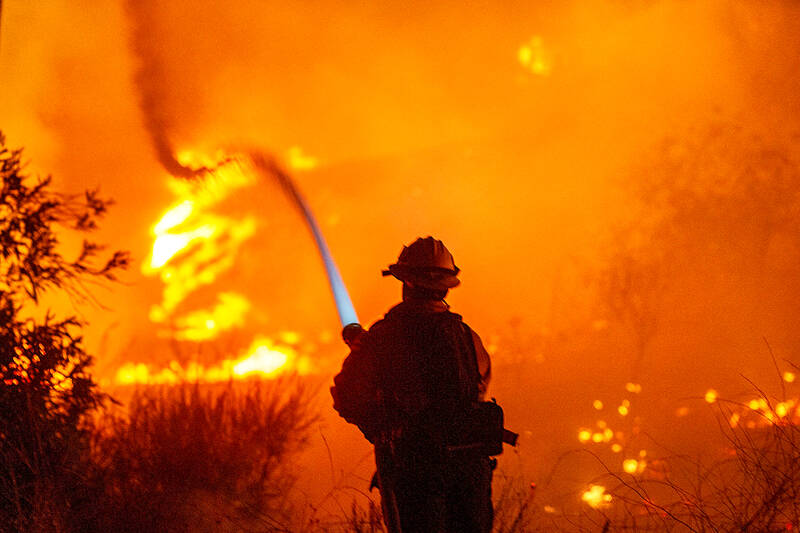 Firefighters in LA battling to contain new fire