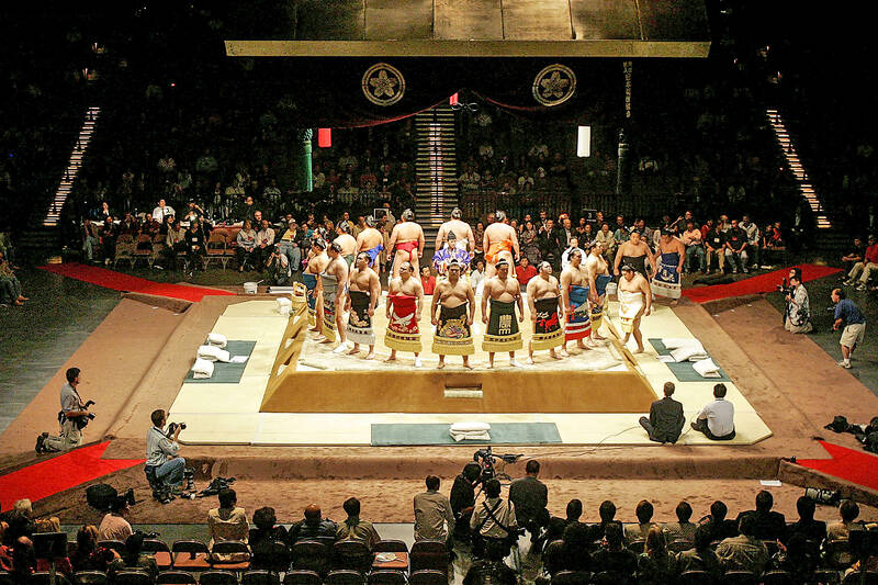 Sumo walking outreach ‘tightrope’ - Taipei Times