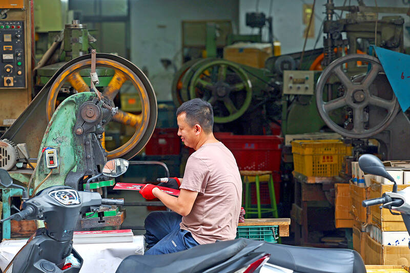 Manufacturing index improves in November