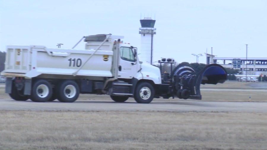 Clinton National Airport preparing for winter weather amidst thousands of national flight cancellations