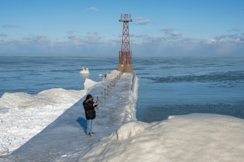 Arctic blast hits Chicago area with dangerously cold temps, wind chills 29 degrees below zero