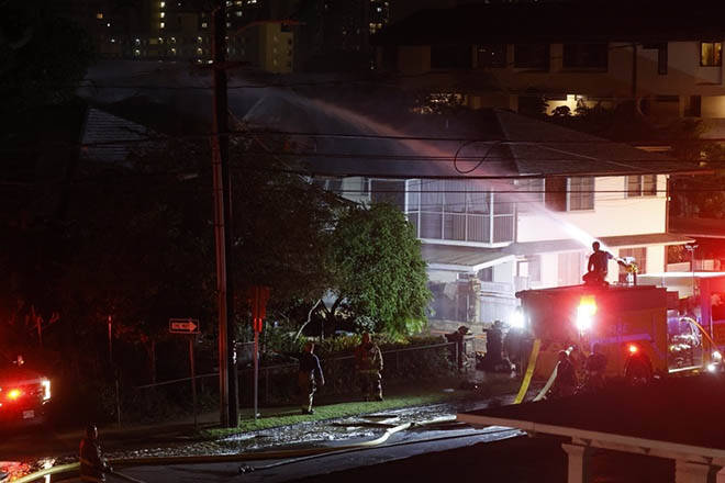 Honolulu firefighter dies, 4 injured in McCully building fire