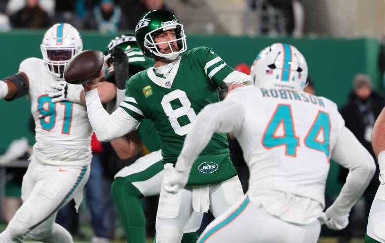 Aaron Rodgers throws four TDs as Jets beat Dolphins