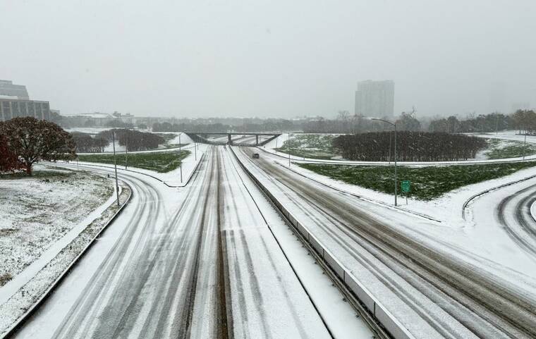 Rare winter storm blankets South, freezes much of U.S.