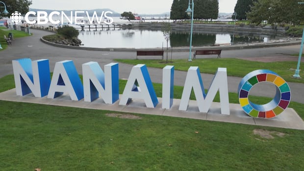 Amid political tensions, he invited Americans to visit his B.C. town. 2,000 said they'll show up