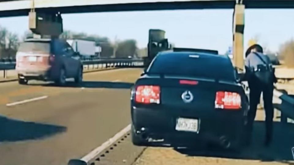 S197 Mustang Goes Wrong Way Running From Arkansas Trooper