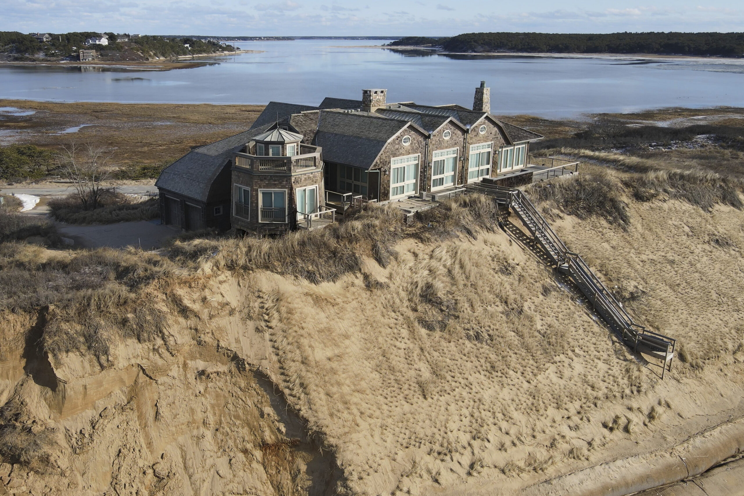 A luxury house is close to tumbling into Cape Cod Bay. Will anyone stop it? – NECN