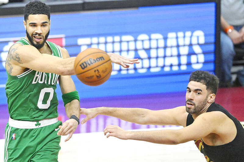 Tatum shines as Celtics down Cavs