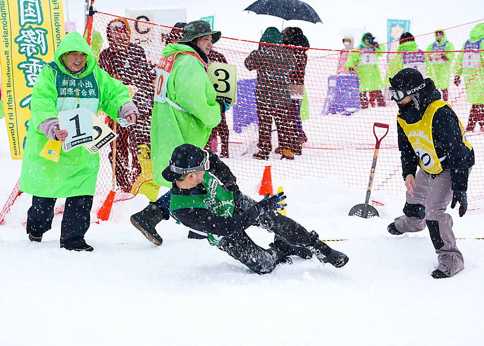 Snowball teams throw down in Japan