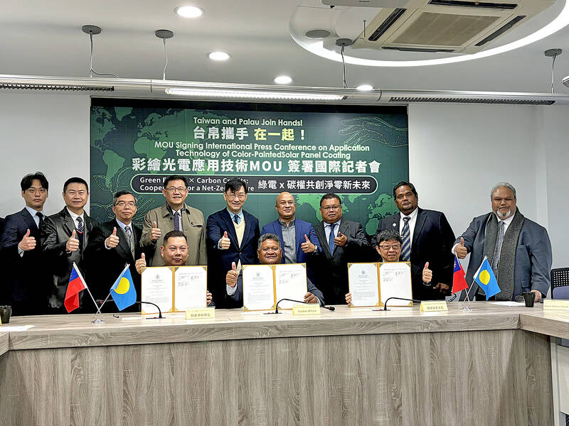 Taiwanese firm set to introduce solar panels with display functions to Palau