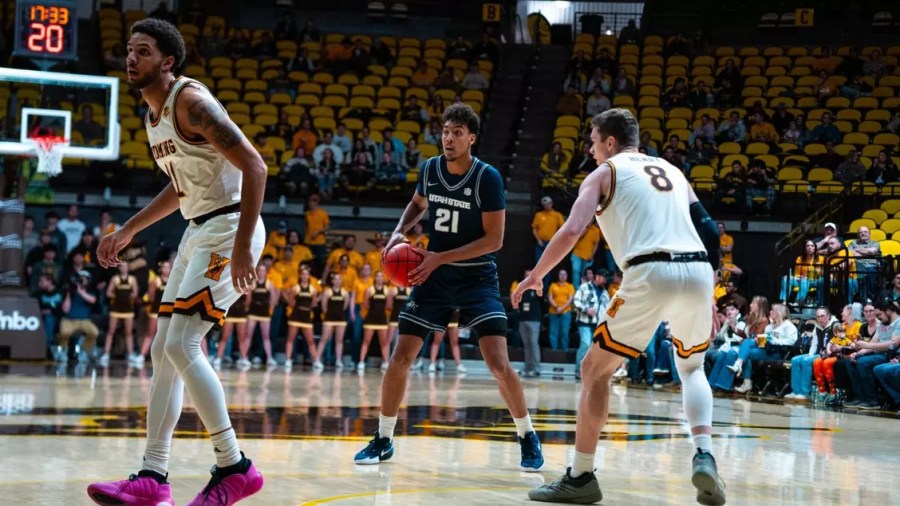 USU hits 20-win mark with 71-67 victory at Wyoming